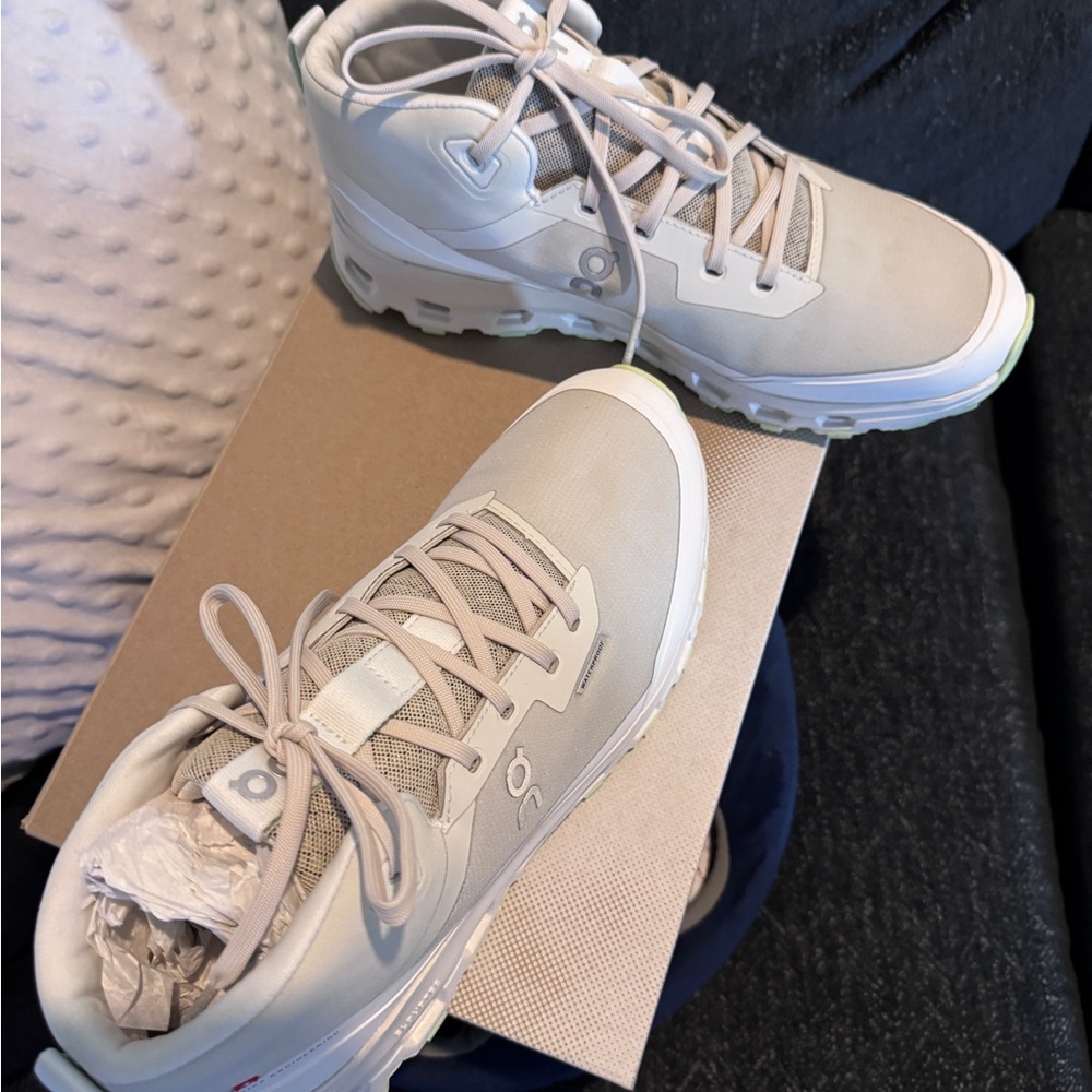 On Running Cloud Mid Sneakers in Light Gray